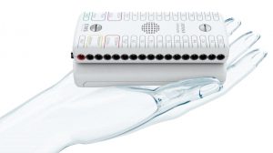 Amplificador Sienna Ultimate sostenido en mano